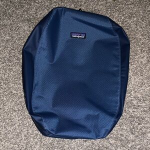 Patagonia Men's Navy travel cube 14L